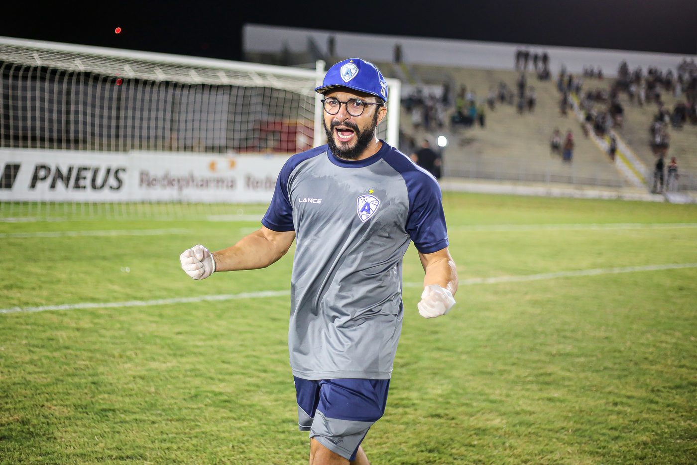 Dr. Arlyson Alburquerque, fisioterapeuta esportivo em Cajazeiras, atuando à beira do campo durante um jogo